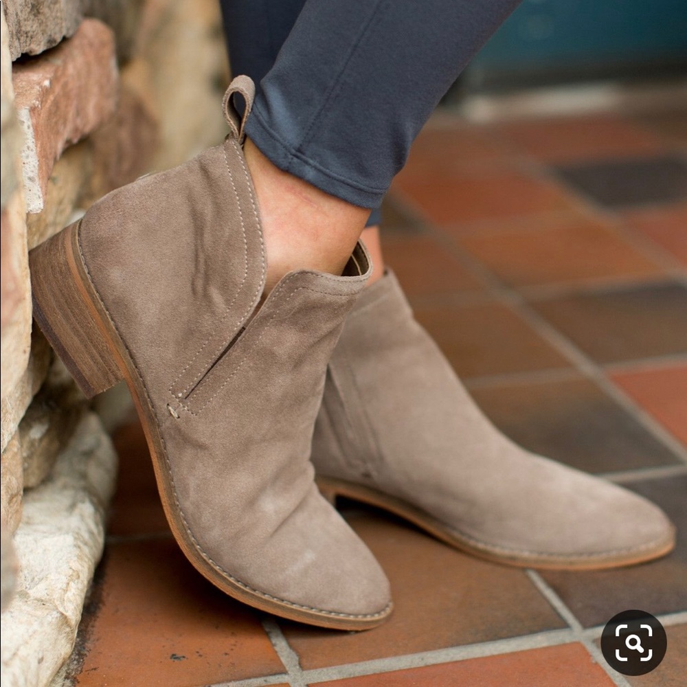 Dolce Vita Tessey Booties - Picture 3 of 14